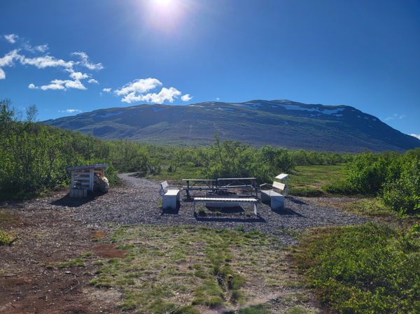 Grillplatsen med bergen i bakgrunden