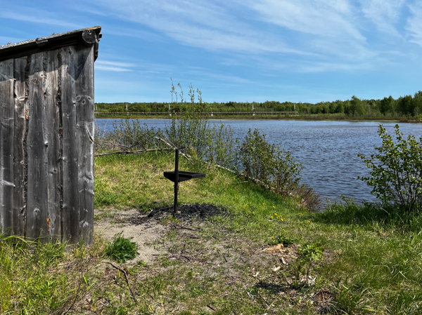 Vindskydd och galler vid vattnet