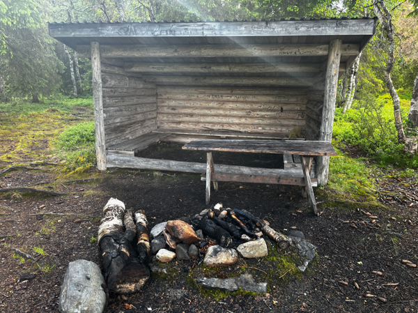 Emklare eldstad framför vindskyddet