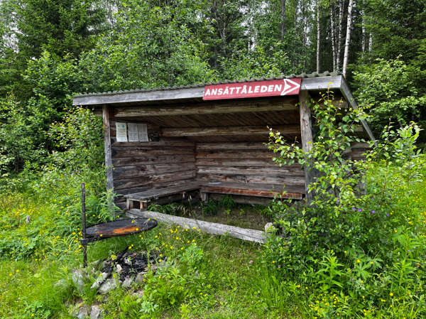 Eldstad framför vindskyddet