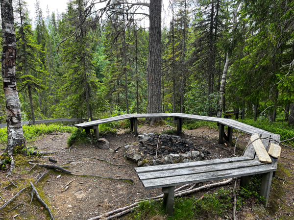 Eldstad och sittbänk