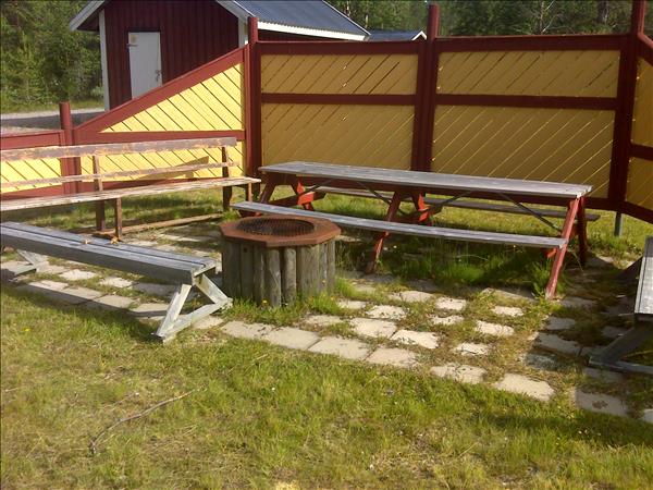 Runt eldstaden finns det bänkar och plank som skydd mot vinden