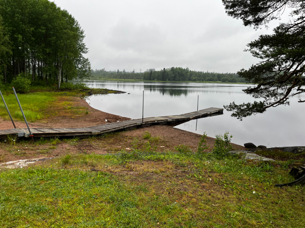 Strand och brygga