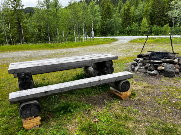 Kraftigt bänkbord vid eldstaden