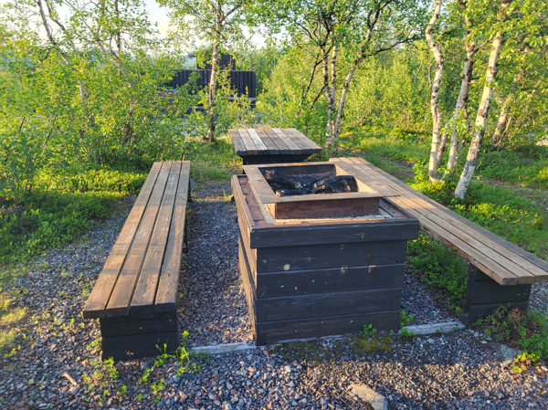 Grillplats med bord och bänkar