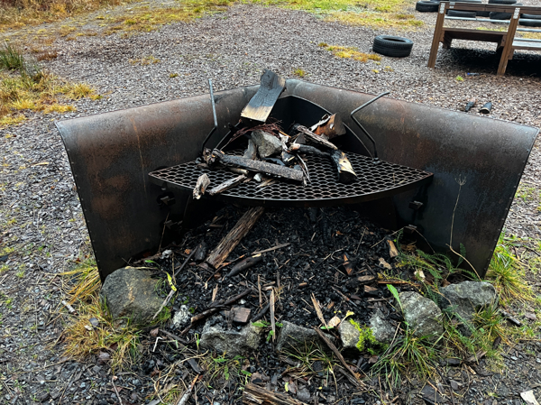 Eldstad med justerbart galler