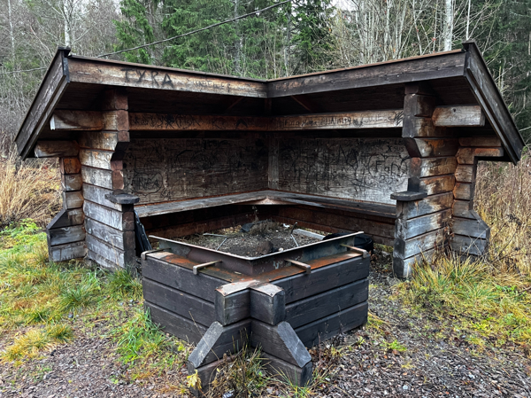 Eldstad och vindskydd