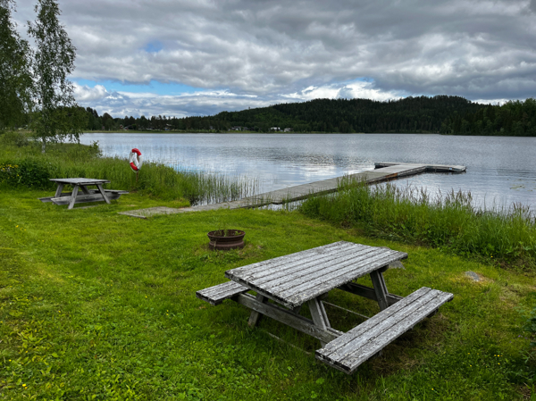 Bänkbord, eldstad och fiskebrygga