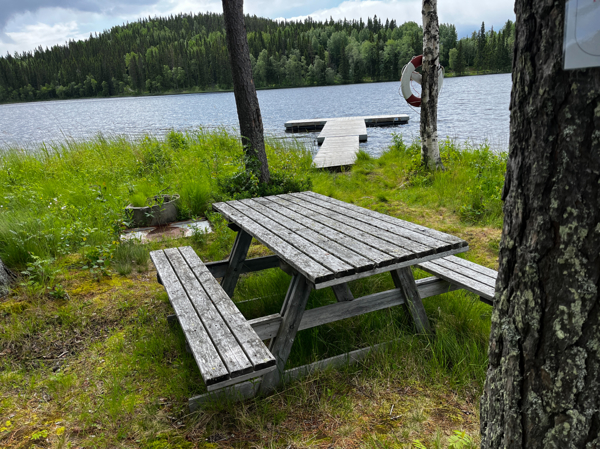 Bänkbord och brygga