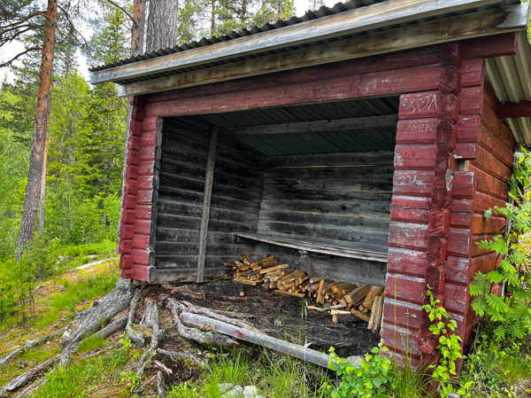 Vindskydd med sittbänk i