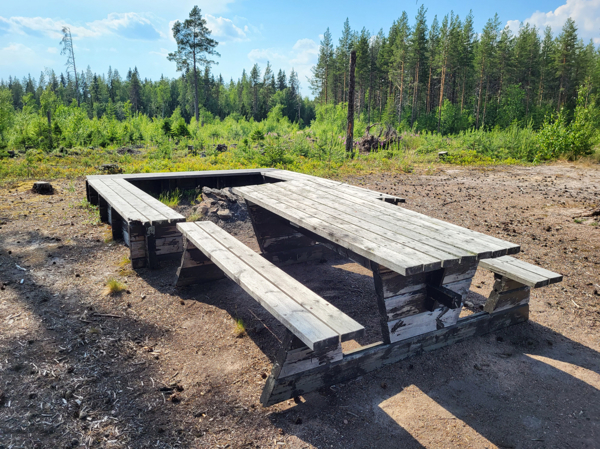 Bänkbord och eldstad