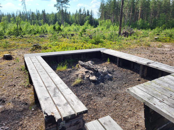 Eldstad med bänkar runt