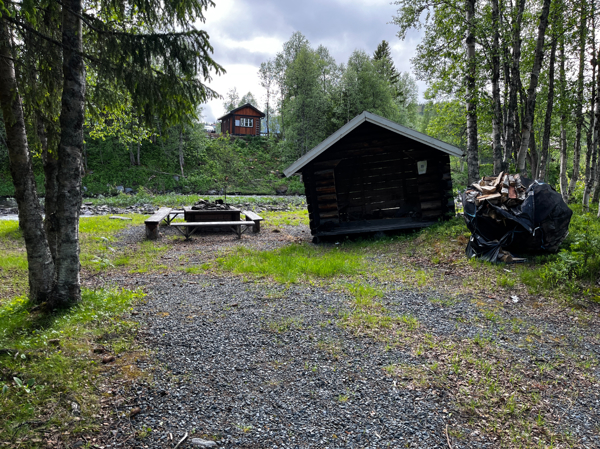 Grillplats, vindskydd och ved