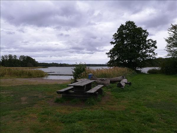 Grillplatsen ligger alldeles vid badstranden