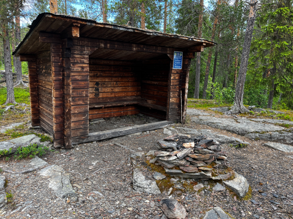 Eldstad framför vindskyddet