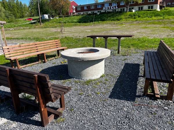 Eldstad med bänkar runt