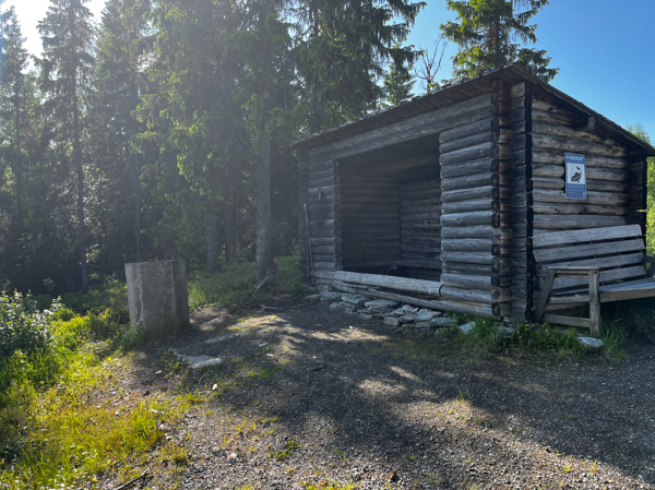 Eldstad och vindskydd