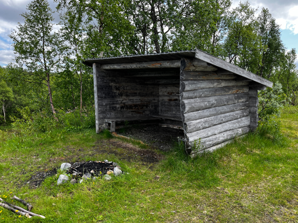 Eldstad och vindskydd
