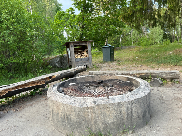 2025 ved finns och cementrör, gallret lite trött