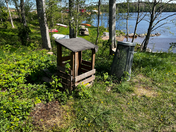 Vedförråd och soptunna