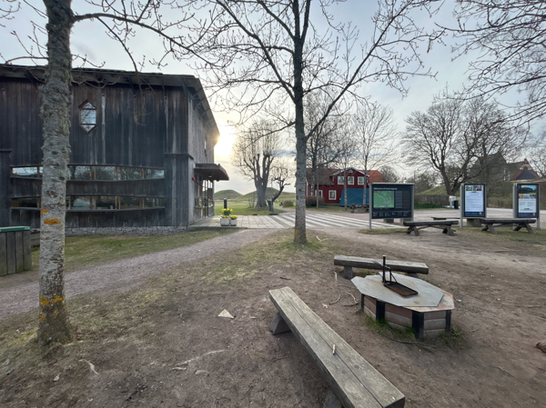 Grillplats och museum och Kungshögarna i bakgrunden