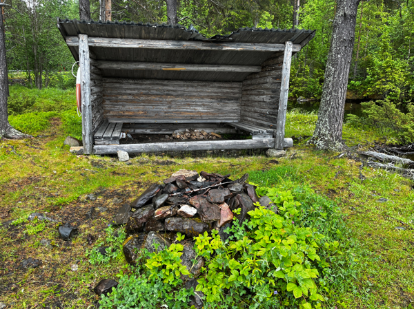 Eldstad av enklare slag framför vindskyddet