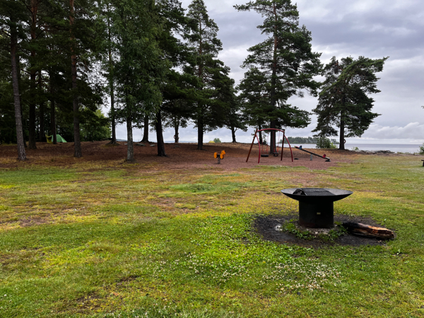 Eldstaden med liten lekplats i bakgrunden
