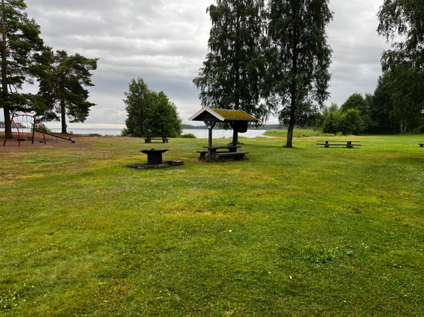 Grillplatsen med badstranden i bakgrunden