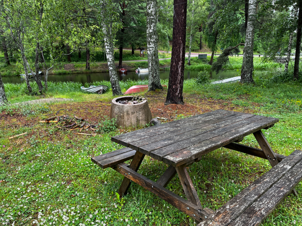 Bänkbord och en mindre eldstad