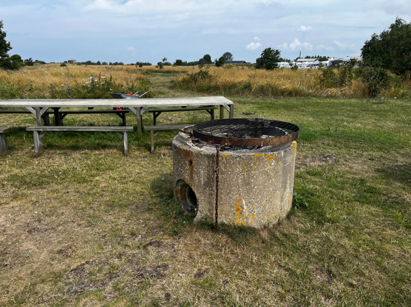 Eldstad och bänkbord