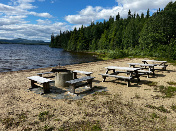 Grillplats och flera bänkbord