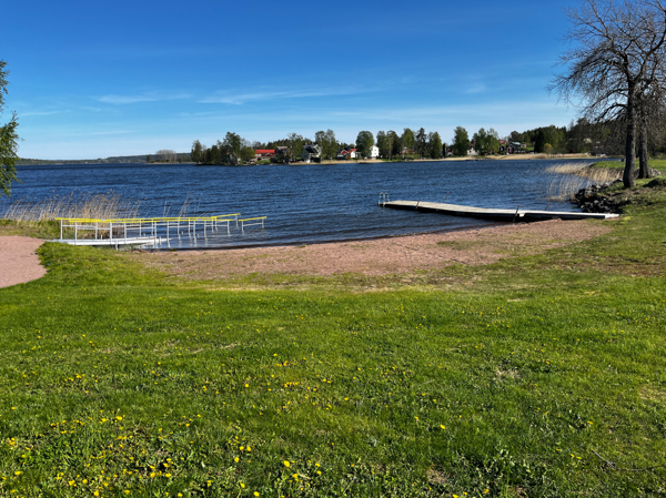 Sandstrand med bryggor