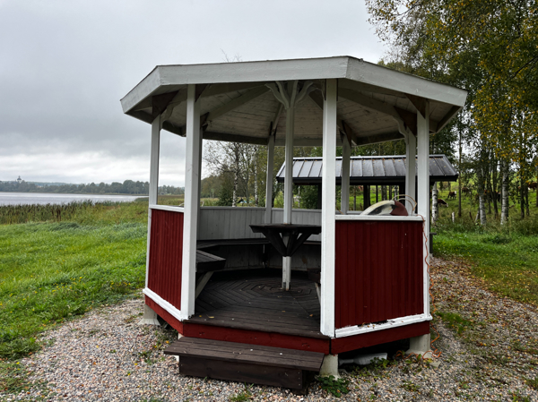 Bord och bänkar under tak