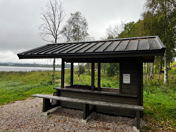 Grill och sittbänkar under tak
