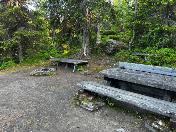 Eldstad och bänkbord