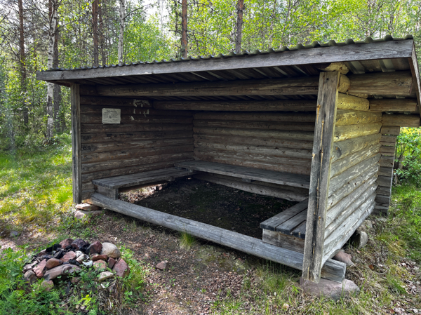 Enkel eldstad framför vindskyddet