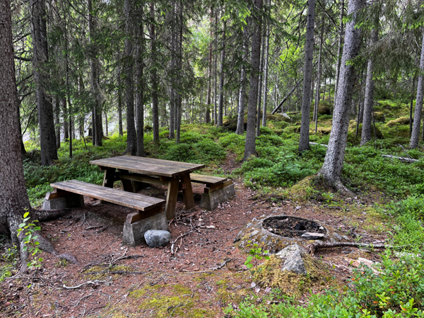 Bänkbord och eldstad