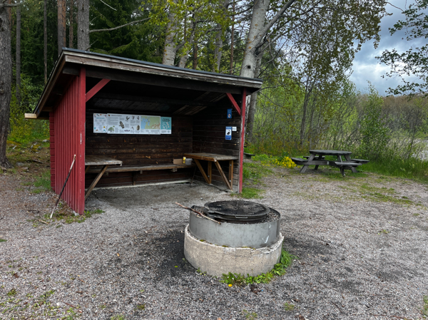 Eldstad med galler framför vindskyddet