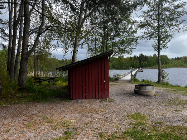 Vindskyddet ligger nära bryggan/bron