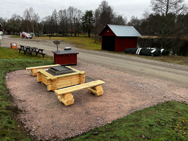 Grillplatsen med vedförrådet bakom
