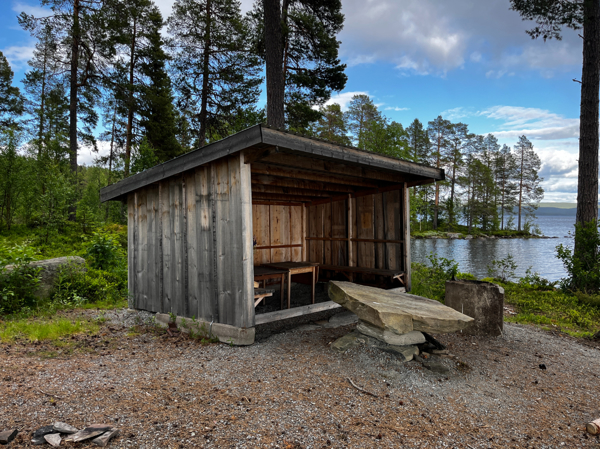 Vindskydd, stenbord och eldstad