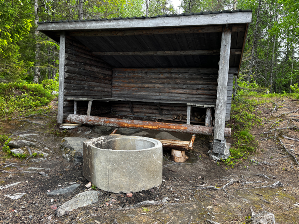 Eldstad framför vindskyddet