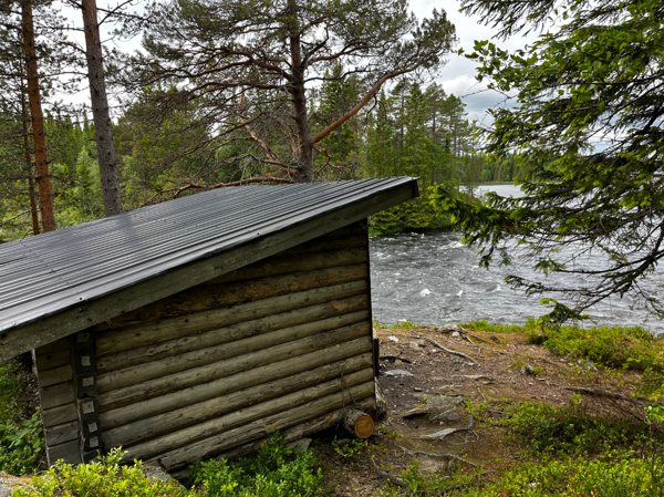 Vindskydd med vy över övre delen av forsen