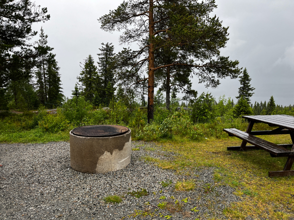 Eldstad och bänkbord