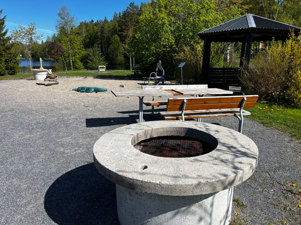 Eldstad och bänkbord