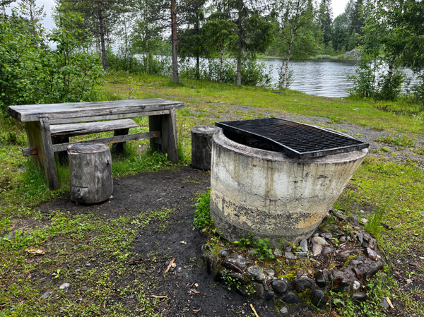 Bord och eldstad med galler