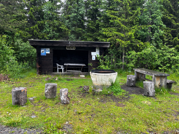 Vindskydd, eldstad, bord och bänkar