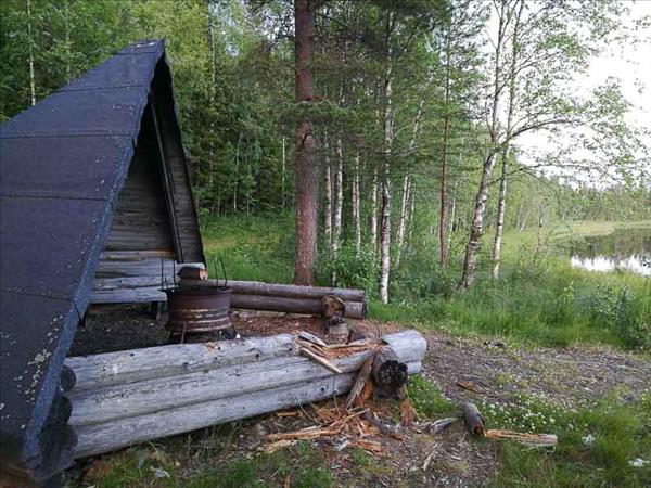 Vindskyddet ligger intill den lilla sjön