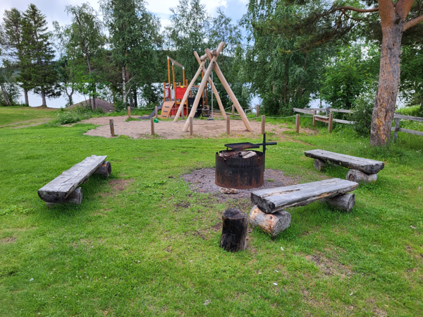 Grillplats med lekplatsen intill