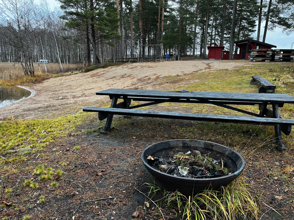 Grillplatsen med stranden i bakgrund